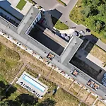 Amber Apartman Binz