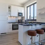 Amber Apartman Binz
